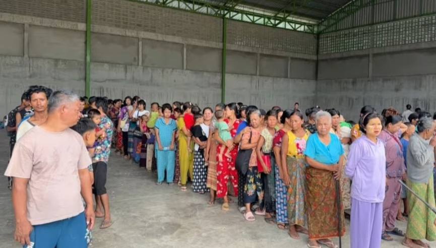 Over 300 locals flee to Thailand fearing clashes in Waw Lay Myaing area