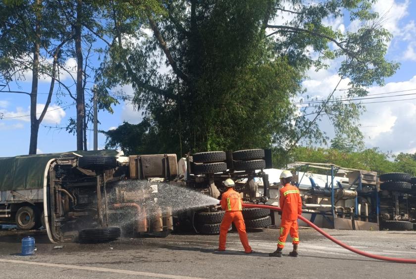 Man killed after 22-wheeler fuel tanker crashes into stationary 12 ...