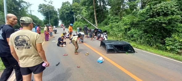 Pickup truck fleeing police crashes into electric pole in Thailand, injuring 21 Myanmar workers