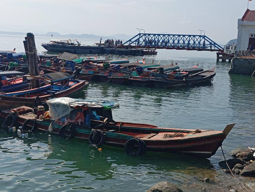 Longtail boats halt Kawthoung–Ranong route after Thai officials demand large payments
