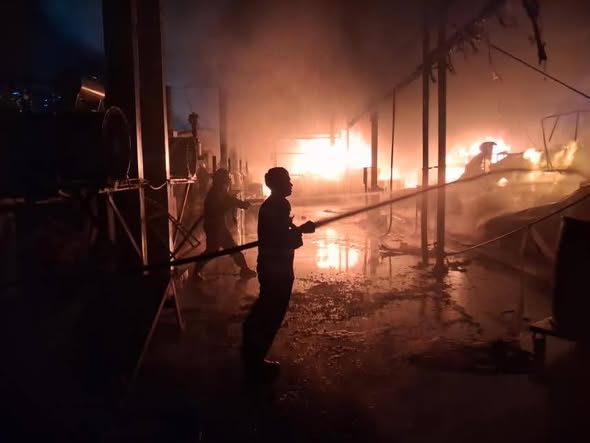 Fire breaks out at a lens factory in Mingaladon industrial zone; Level 2 responses