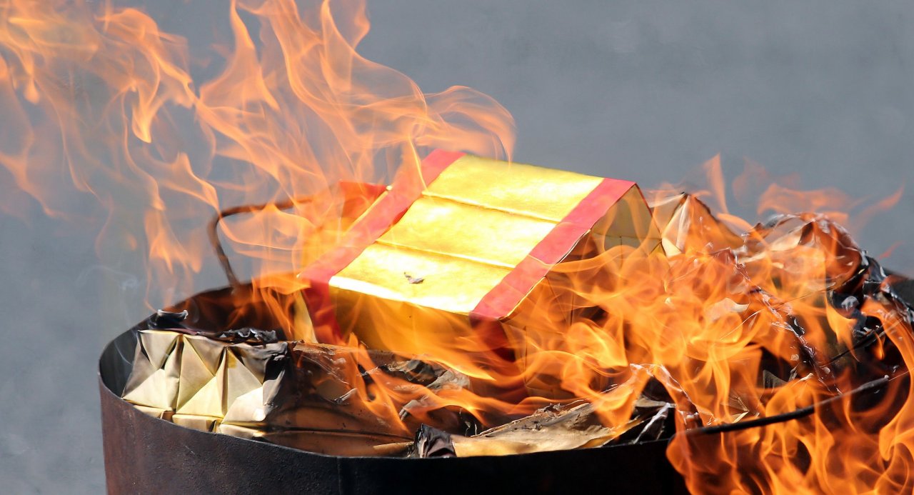 Протест. Искры огня. Atn - fire hazard page. Burn against. Burn against.