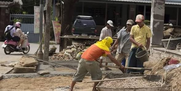 Myanmar workers in Thailand urged to adhere to work permit regulations; 27 occupations off-...