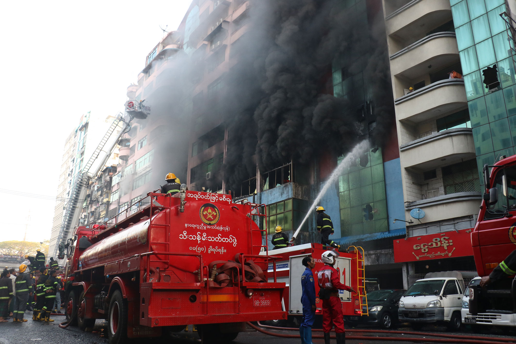 Huge fire engulfs second floor of Than Zay in Ygn