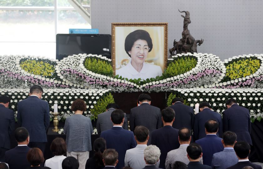 Pyongyang sends flowers, condolence letter for South Korean first lady