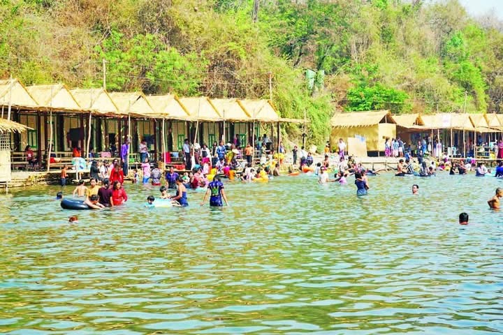 30,000 Pilgrims Visit Mann Shwesettaw Pagoda During February Holidays
