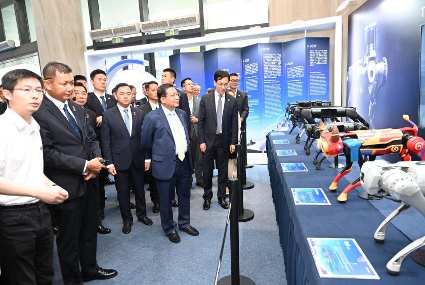 President U Min Aung Hlaing visits robot manufacturing factory in China
