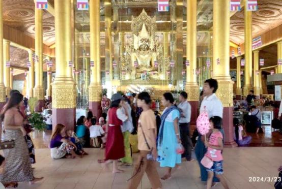 Caption: Pilgrims visiting Mann Shwe Settaw Pagoda Festival on March 23 Photo: Zaw Zaw Aung (Minbu)