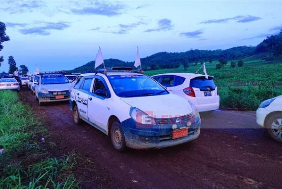 Photo shows the vehicles of residents leaving Lashio on the morning of July 8.