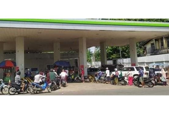 peopel queued up for gasoline in Mawlamyine township