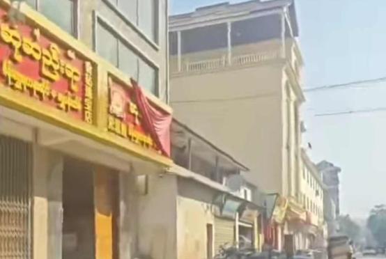 The screenshoot photo made from a video clip by a local resident shows some shops in the Bamar community preparing to move out.  