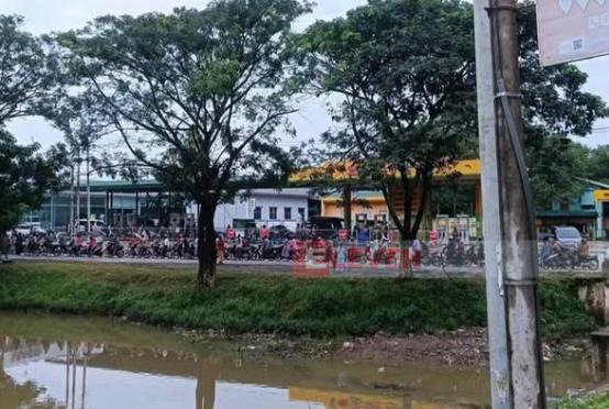  Photo caption: Motorists wait in line to buy fuel at QR code-operated fuel stations in Taungoo during the third week of July.