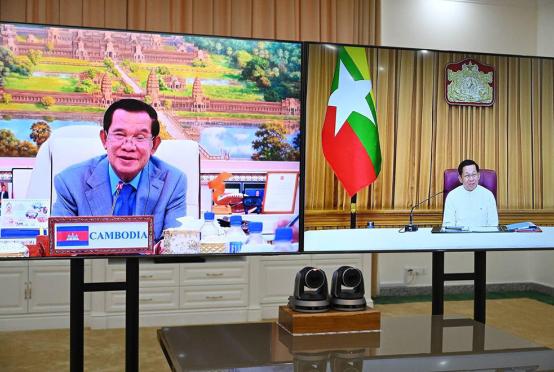 Senate president Hun Sen (left) holds an online meeting with Min Aung Hlaing, chairman of Myanmar’s State Administration Council (SAC). During the May 7 conversation, Hun Sen requested that a video conference be arranged so he could pay an “online vist” on former Myanmar civil government leader Aung San Suu Kyi. SHS