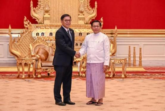 Thai Foreign Minister shakes hands with Myanmar President U Min Aung Hlaing during the minister’s visit to Nay Pyi Taw on 22 April. (Bangkok Post)