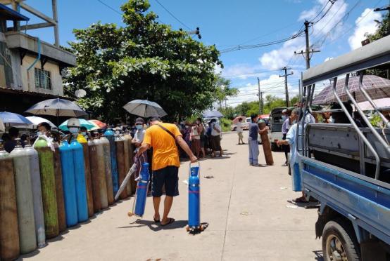 People line up in attempt to refill oxygen cylinders at South Dagon Township's industrial zone on June 10. (Photo - Thiha Aung)