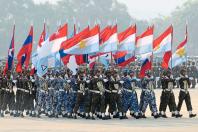 全面控制:缅甸军队成员在内比都参加纪念该国第78个武装部队日的游行。缅甸是世界第三大锡生产国。(法新社