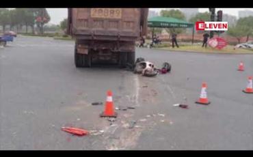 Embedded thumbnail for မီးနီဖြတ်မောင်းခဲ့သော ဆိုင်ကယ်စီးအမျိုးသမီးတစ်ဦး ထရပ်ကားနှင့်တိုက်မိကာ ကားအောက် တရွတ်တိုက် ပါသွားမှု တရုတ်နိုင်ငံကျင်ဟွာမြို့တွင်ဖြစ်ပွား