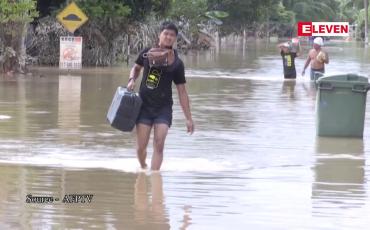 Embedded thumbnail for မလေးရှားတွင် ရေကြီးရေလျှံမှုများကြောင့် ခြောက်ဦးသေဆုံး၊ ငါးသောင်းနီးပါး ဘေးလွတ်ရာ ရွှေ့ပြောင်းခဲ့ရ