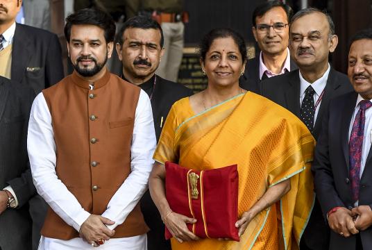 India's Finance Minister Nirmala Sitharaman (3R) looks on as she leaves the Finance Ministry for the Parliament to announce the 2020-21 union budget, in New Delhi on February 1, 2020. (Photo by Prakash SINGH / AFP) 