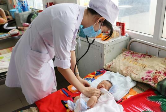 A newborn baby is tended to at the General Hospital of the central province of Ninh Thuận. — VNA/VNS Photo Nguyễn Thành Viet Nam News