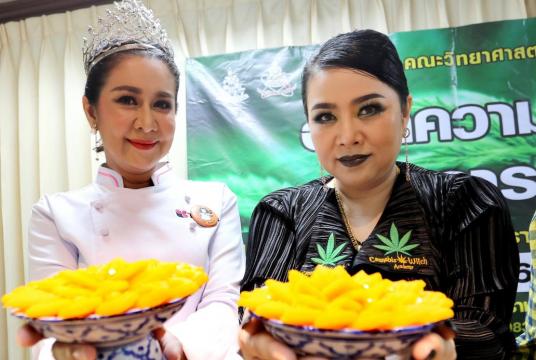 Gamhom Nalanchang, alias Kanja Witch, right, and former Miss Thailand World title holder Chanakarn Chaisri, present traditional Thai sweets at a press conference in Ramkhamhaeng University yesterday./The Nation