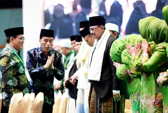President Joko “Jokowi” Widodo (second left) expresses his appreciation to participants of a Nahdlatul Ulama (NU) gathering at the Jakarta Convention Center on Thursday.