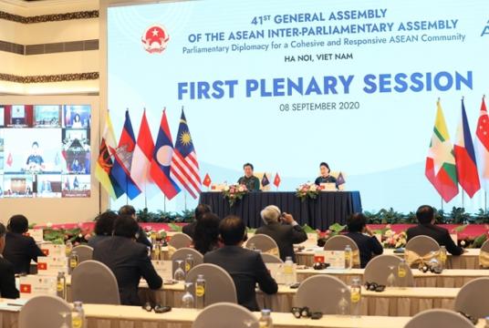 Parliamentary co-operation to mitigate the impacts of the COVID-19 pandemic dominated discussions at the first plenary session of AIPA 41's General Assembly. —VNA/VNS Photo