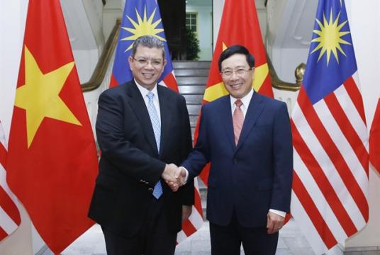 Deputy Prime Minister and Foreign Minister Phạm Bình Minh (R) meets Malaysian Foreign Minister Saifuddin Abdullah in Hà Nội yesterday. — VNA/VNS Photo Lâm Khánh 
