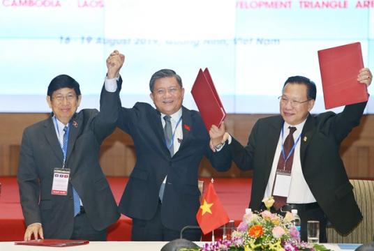 From left: Chairman of the Lao National Assembly’s External Relations Committee Eksavang Vongvichit, chairman of the Vietnamese NA’s Committee for External Affairs Nguyễn Văn Giàu, and chairman of the Cambodian NA’s Commission on Foreign Affairs, International Cooperation, Information and Media Chheang Vun after signing a joint statement on development projects among the three countries in Quảng Ninh Province on Sunday. — VNA/VNS Photo Dương Giang 