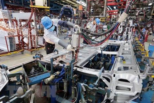 Workers at a car assembly line in northern Việt Nam. Economists and experts say the country's forecast 6 per cent in GDP growth for 2021 is feasible. — VNA/VNS Photo
