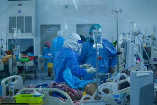 The medics gave treatments to the COVID-19 patients at Ayeyarwady Center(Photo-Ayeyarwady Foundation)