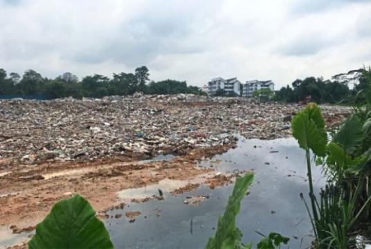 The smell from the trench dug to drain leachate from the dumpsite near Taman Kinrara Mas has residents fuming. — S.S. KANESAN/The Star