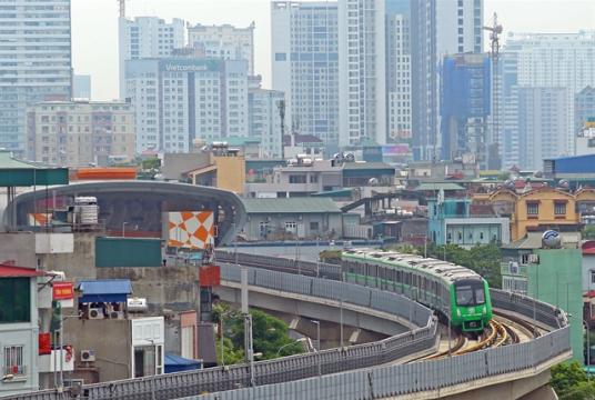 Cát Linh-Hà Đông elevated railway on a trial run near Hoàng Cầu Lake, Đống Đa District in Hanoi. The project has been delayed seven times and it is unclear when it willl be put into commercial operation. VNA/VNS Photo Huy Hùng
