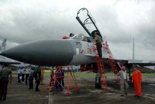 From Russia with jets: An Air Force officer inspects the cockpit of one of the three newly arrived Russian-made Sukhoi Su-30 fighter jets at Sultan Hasanuddin air base in the South Sulawesi provincial capital of Makassar on Feb. 2, 2009. (JP/Andi Hajramurni)