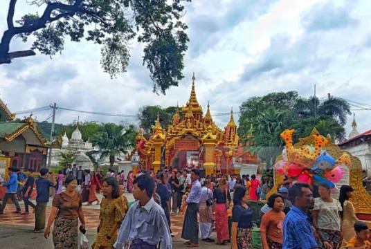 Pilgrims seen at Mahalawka  Marazein — Kuthodaw Pagoda. Photo: Thet Htun Aung