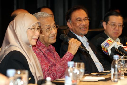 Prime Minister Tun Dr.Mahathir Mohamad answering a question during a press conference after the retreat. Also with him are Deputy Prime Minister Datuk Seri Dr Wan Azizah, Datuk Seri Anwar Ibrahim and Lim Guan Eng.