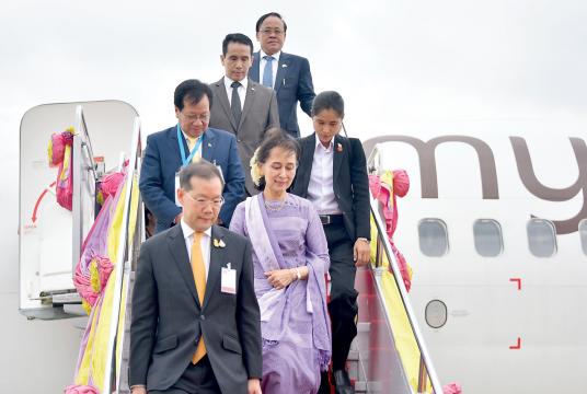 Thai Deputy Prime Minister and Public Health Minister welcomed the State Counsellor who arrived at Bangkok for ASEAN Summit