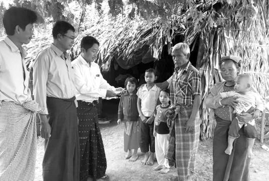 MP Zaw Htet from Pale Constituency provides cash assistance to the IDPs.
