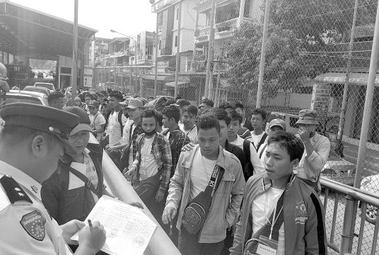 Workers going to Thailand seen at Myawady Friendship Bridge
