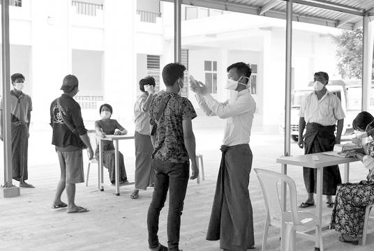 Sagaing authorities carry out medical checkups to migrants returning from Thailand.
