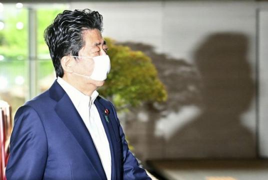 Prime Minister Shinzo Abe arrives at his office in Tokyo on Thursday. 