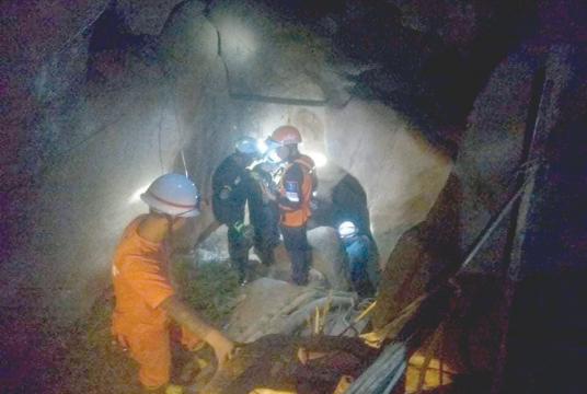 Authorities rescued miners being trapped in the hole (Photo-Myanmar Social Welfare and Rescue team in Mogok