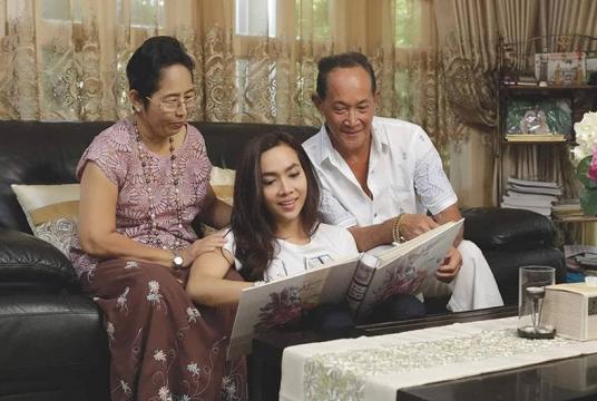 Actress Moe Hay Ko (center) with her mother and father.