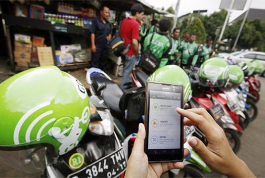 A Jakarta resident uses his smartphone to access ride-hailing application Go-Jek. (JP/Jerry Adiguna)
