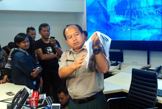 On alert -- National Disaster Mitigation Agency (BNPB) spokesperson Sutopo Purwo Nugroho presents a year-end report in a press conference at the agency's headquarters in Jakarta on Thursday. (JP/Fachrul Sidiq)