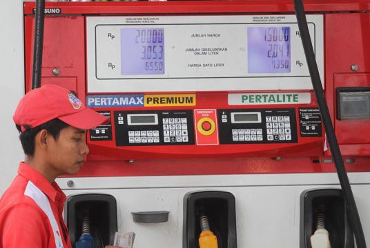 An attendant serves a customer at a fuel station in Surakarta, Central Java. (JP/Ganug Nugroho Adi)