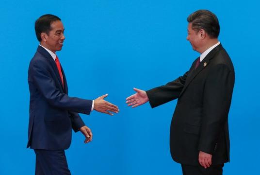 President Joko Widodo (left) shakes hands with his Chinese counterpart Xi Jinping during the welcome ceremony for the Belt and Road Forum, at the International Conference Center in Yanqi Lake, north of Beijing, on May 15, 2017. (AFP Photo/Roman Pilipey/Pool)