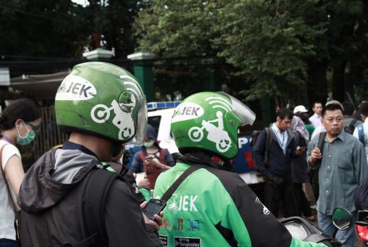 A Gojek driver carries a passenger. Newly appointed co-CEOs Andre Soelistyo and Kevin Aluwi again confirmed last week the company’s plan to conduct an IPO. (Shutterstock.com/findracadabra )