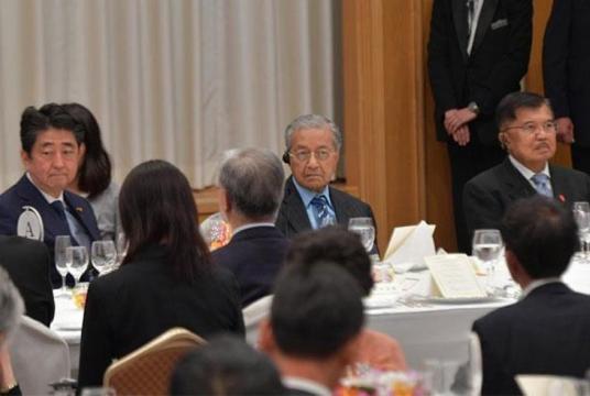 Vice President Jusuf Kalla (right) sits with Malaysian Prime Minister Mahathir Mohammad (center) and Japanese Prime Minister Shinzo Abe at an international conference in Tokyo on June 11, 2018. (Courtesy of/Vice President’s office)