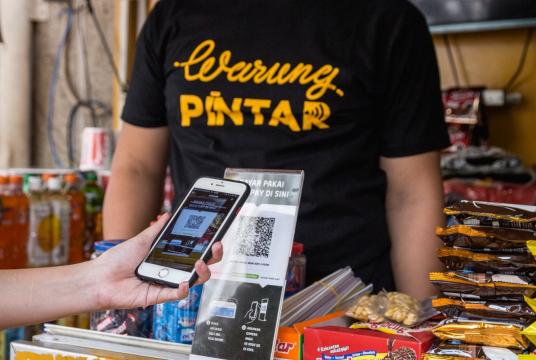 Collaborating with Go-Pay, all Warung Pintar now have a QR code that can be scanned by Go-Pay users to pay for their purchases at the kiosks. (Warung Pintar/File)